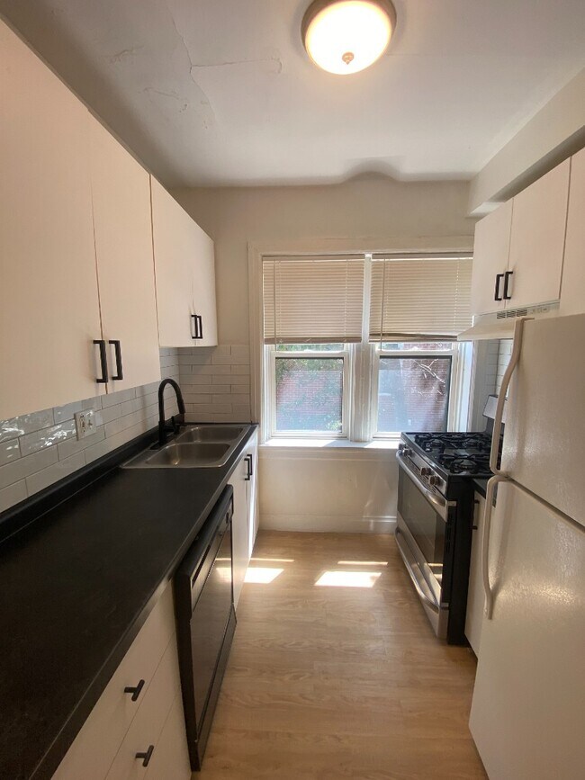 Foto del edificio - 7334-302 Forsyth Blvd