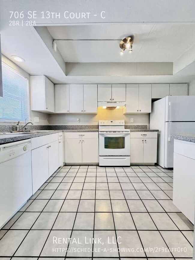 Building Photo - 706 SE 13th Ct