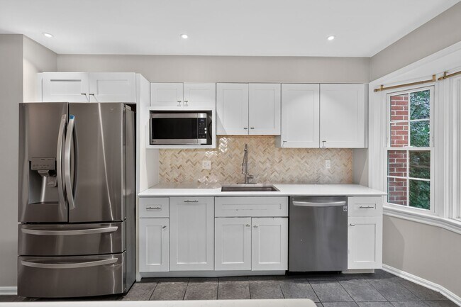 Foto del edificio - 3-level townhome in sought-after Sycamore Heights