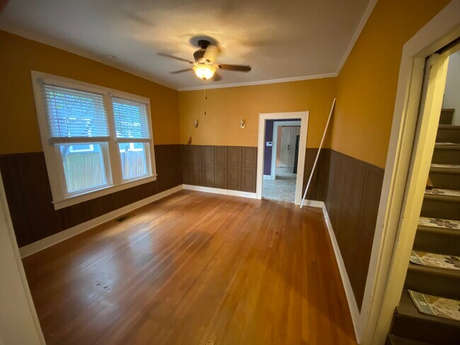 Building Photo - 156 College St