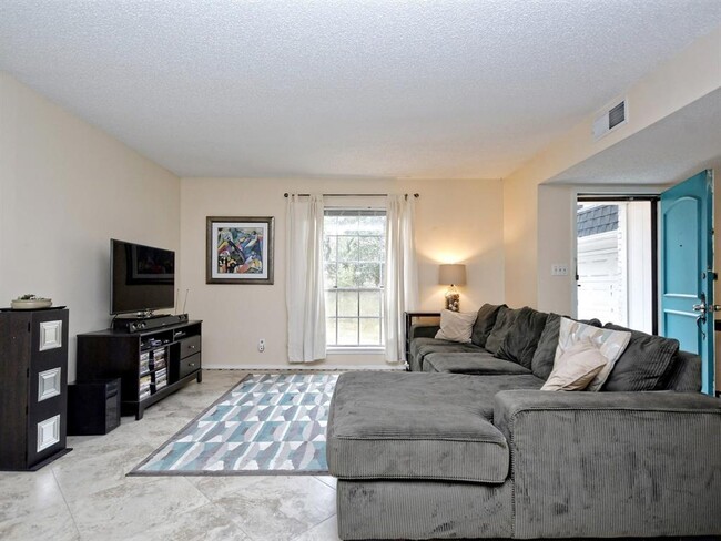 Building Photo - 8703 Westover Club Dr