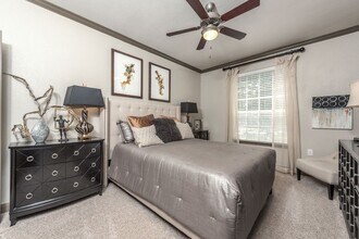 Building Photo - 5800 Woodway Dr