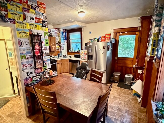 Building Photo - 2346 Stratford Ave