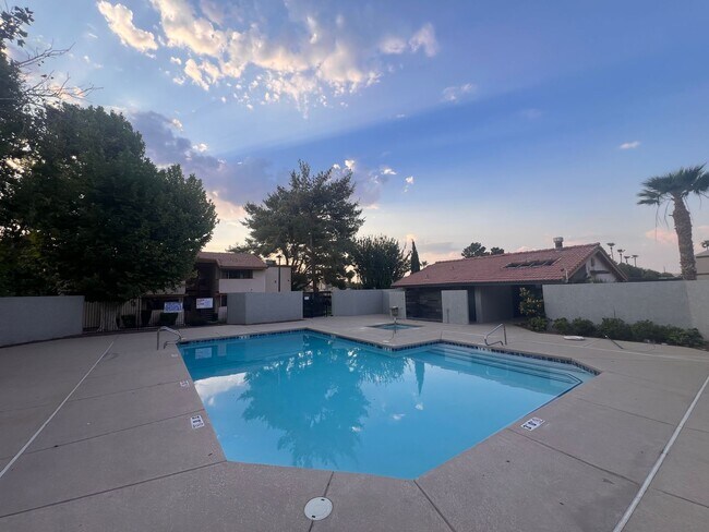 Foto del edificio - Close to UNLV, Airport, and Las Vegas Strip. GRANITE COUNTERTOPS. Comm. Pool