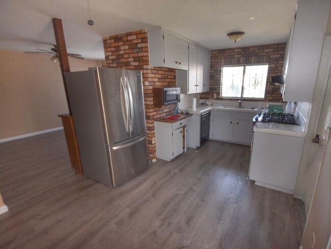 Building Photo - Long Term unfurnished rental!