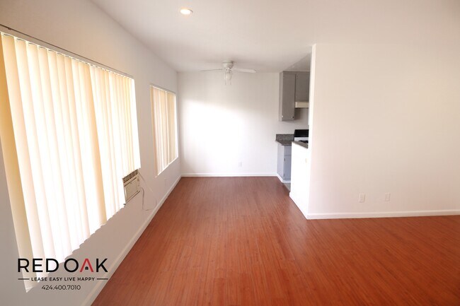 Building Photo - 3860 Mentone Ave