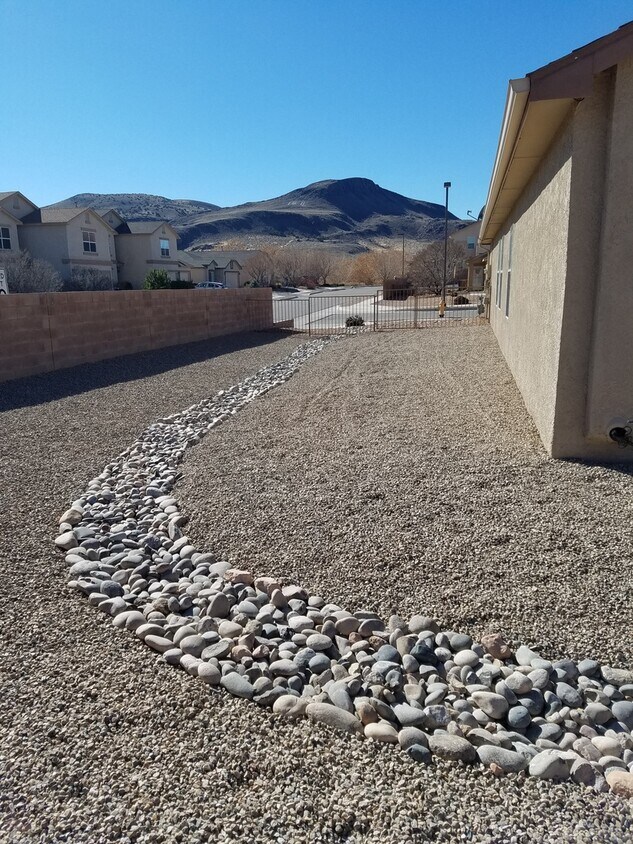 Foto del edificio - Coming soon! May 1st!  4 bed 2 bath home.