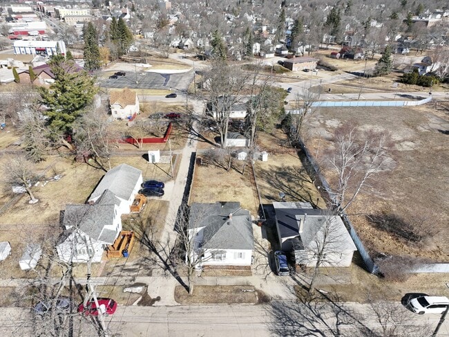 Building Photo - 139 Mosser St