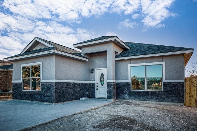 Building Photo - 1002 Tesoro Park