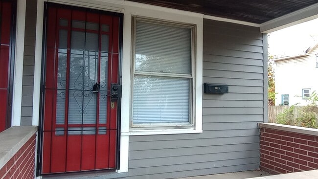 Photo - 1816 Woodlawn Ave Apartment