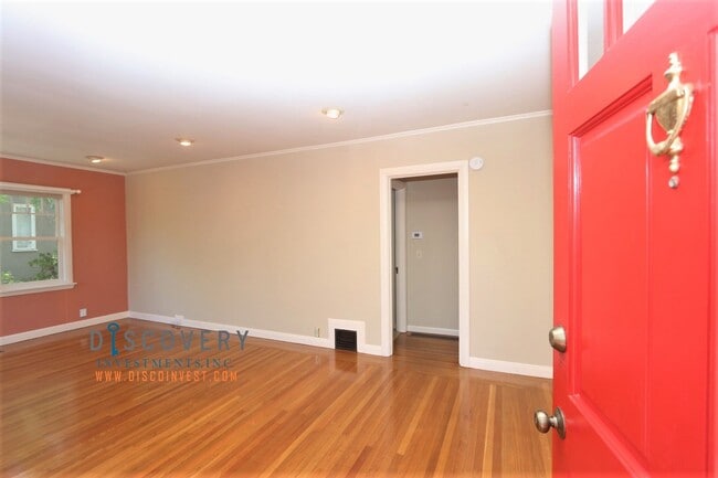 Building Photo - Piedmont Home with Bedroom Suite and Enclosed Yard