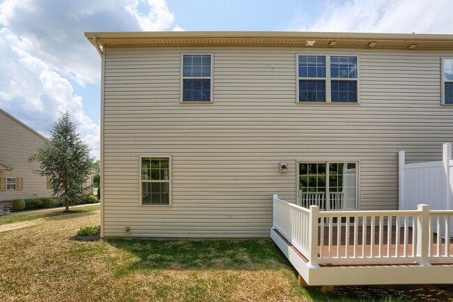 Building Photo - 3 Bedroom Attached home