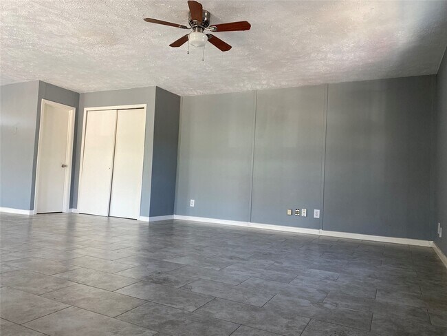 Building Photo - 8220 Glenview Dr