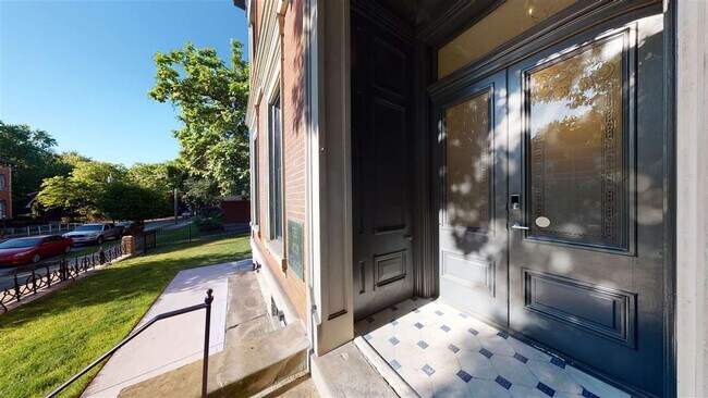 Building Photo - 421 Garrard St