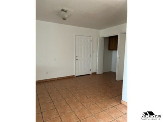 Building Photo - 1206 E Huron Ct