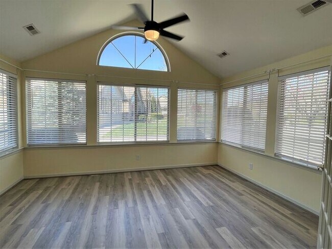 Foto del edificio - Executive One Story Townhouse, New Wood La...