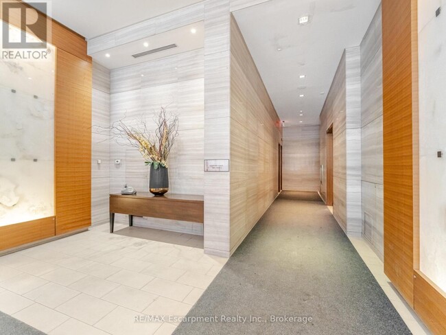 Photo du bâtiment - 300 Front St W