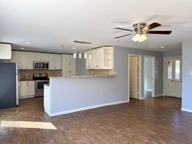 Building Photo - Lake Front 4 Bedroom / 2 Bath