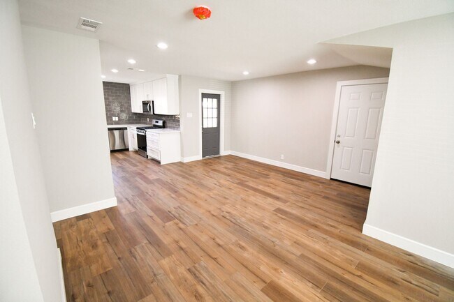 Building Photo - NEWLY REMODELED