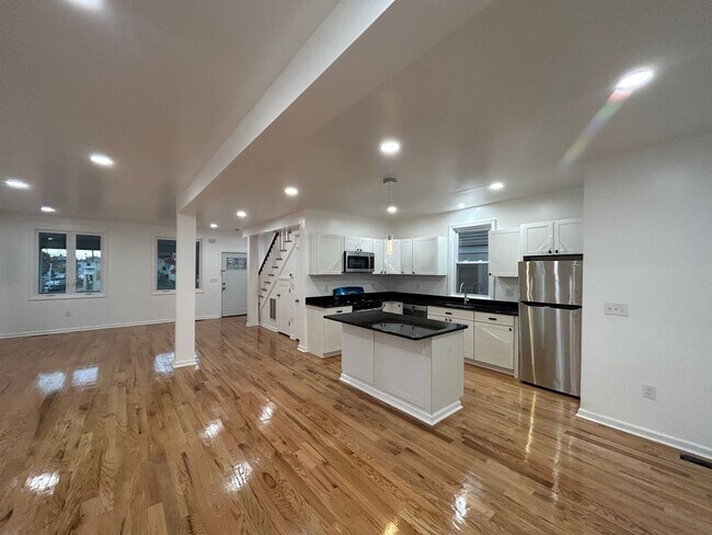 Foto del edificio - Stunning 5-Bedroom Home