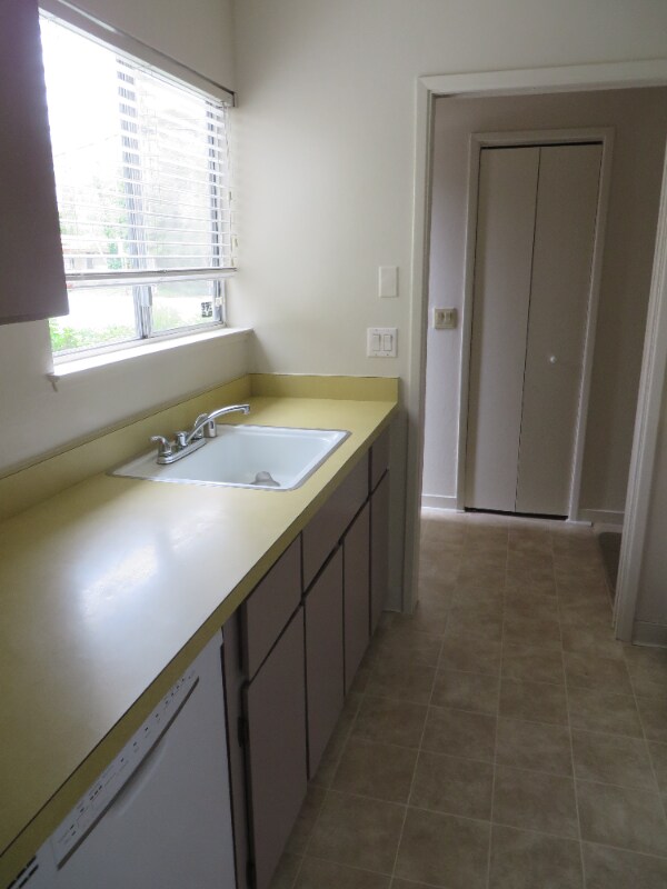 Building Photo - 1921 Rock St