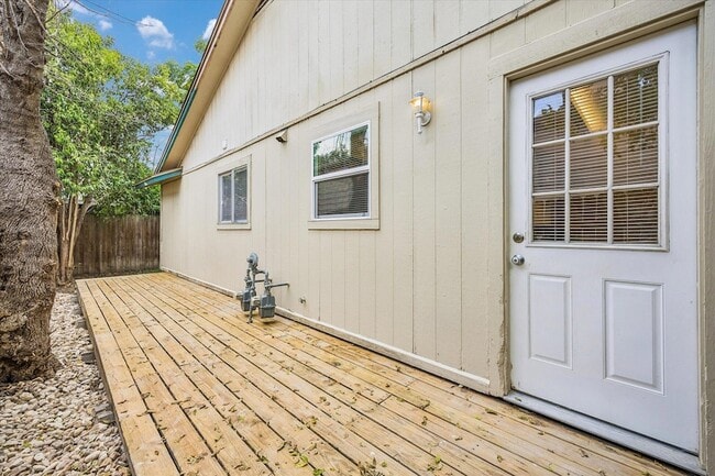 Building Photo - 904 Sirocco Dr