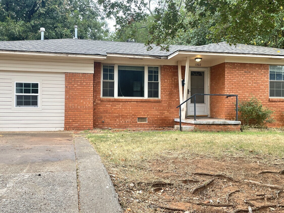 Primary Photo - 1302 N Oak St