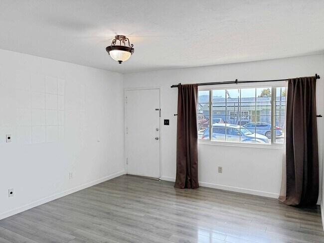 Foto del edificio - Bright 4BR Home with Solar, Spacious Yard ...