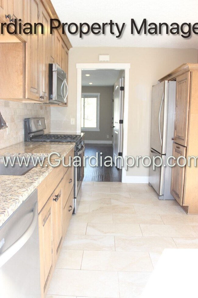 Foto del edificio - Renovated Side By Side Town Home, 2 Full baths, 2 Full Garage Spaces, Video Walk Through