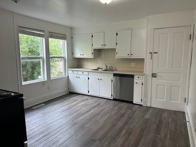 Kitchen - 275 E Green Bay Ave