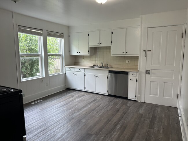 Kitchen - 275 E Green Bay Ave