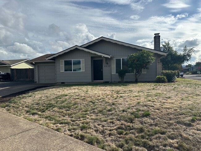 Building Photo - Nice 2 bedroom 1 bath duplex in Springfield!
