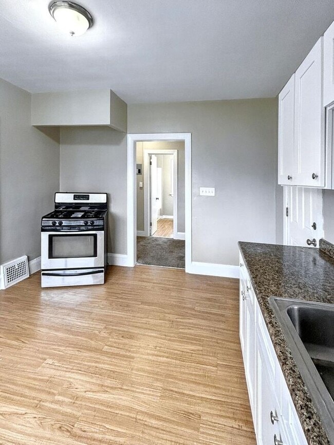 Building Photo - Cozy 2-Bedroom Apartment with Great Locati...