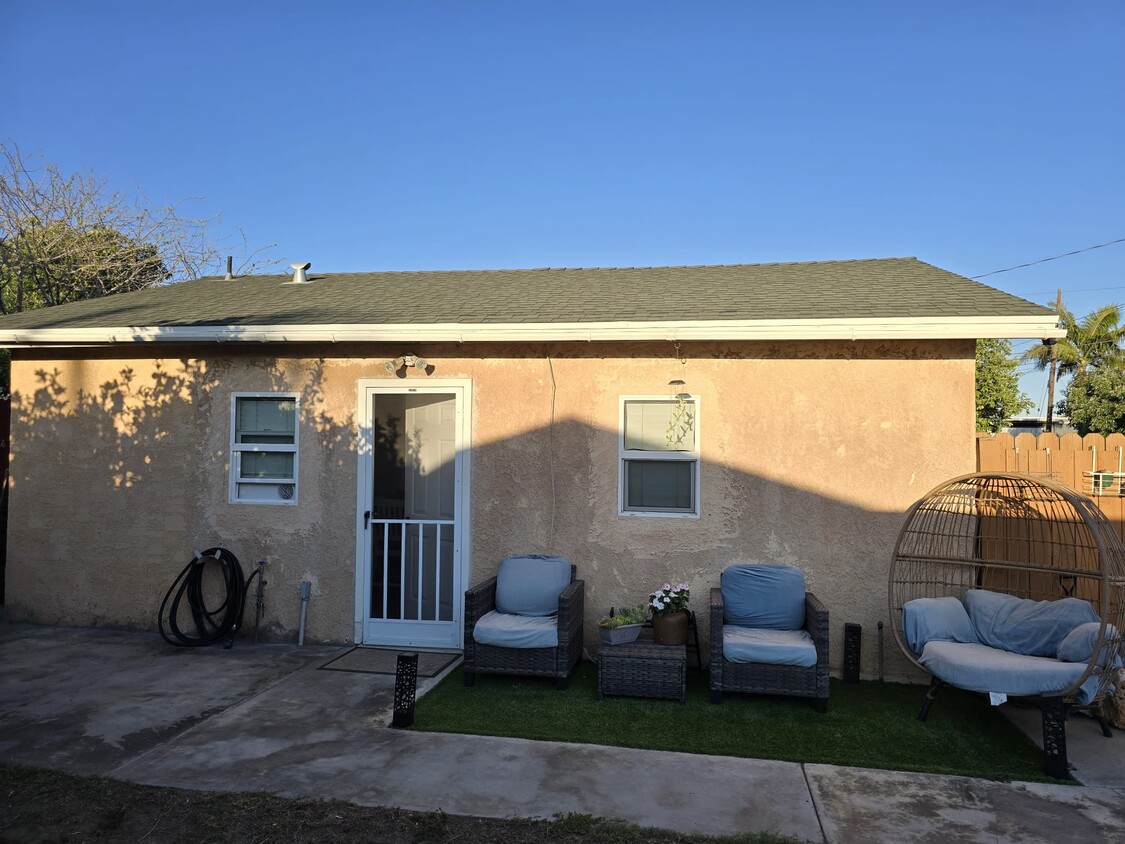 Front - 4758 Walnut Ave