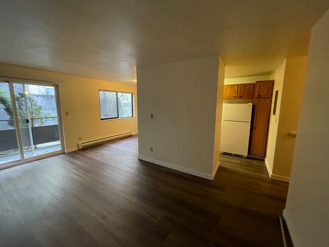 Foto del edificio - Hill Town Apartments: Spacious Two Bedroom...