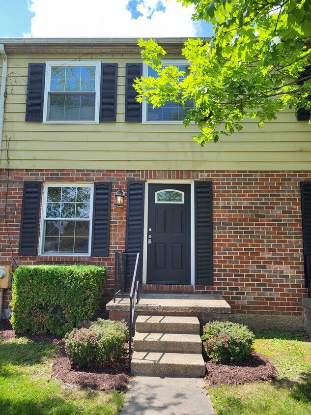 Foto principal - RARE 3-Bed Townhome in Fox Ridge Manor!