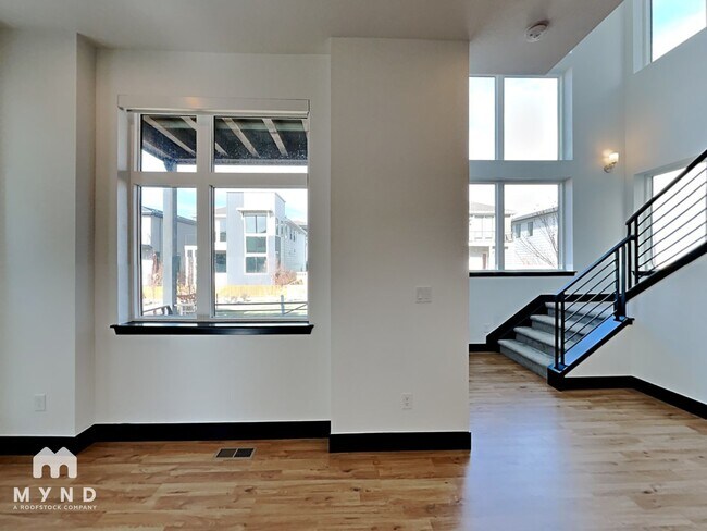Building Photo - 5894 N Perth St