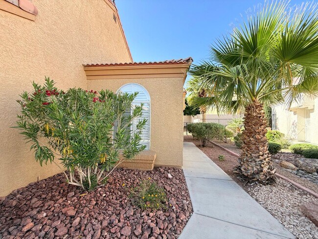 Building Photo - Wonderful South Shores single-family house...