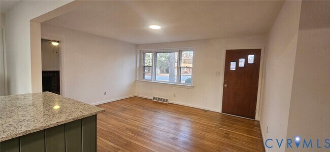 Foto del edificio - 8011 Kenmore Dr