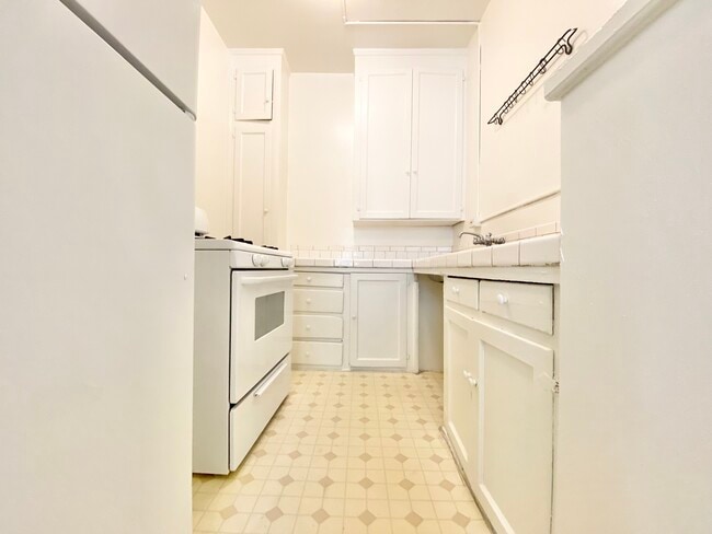 Building Photo - 836 Sanborn Ave