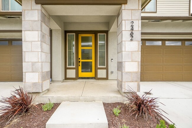 Building Photo - One Lake Townhouse