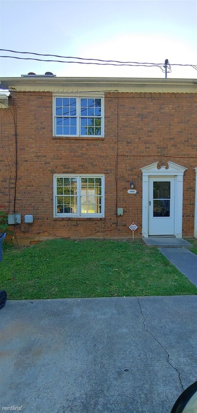 Building Photo - 2 br, 2.5 bath Townhome - 1008 Jeanette Ln...