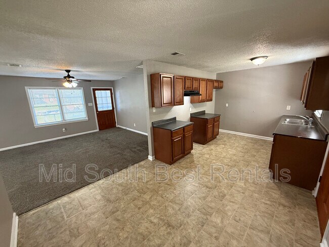 Foto del edificio - 5032 Newton Dr