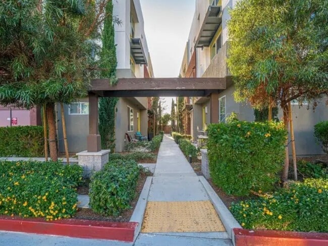 Building Photo - 4 Bedroom  3.5 bathroom Townhome in Chula ...