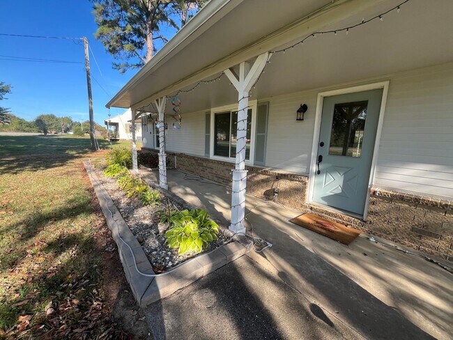 Building Photo - New Listing!