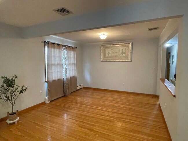 Foto del edificio - 317 Semel Ave