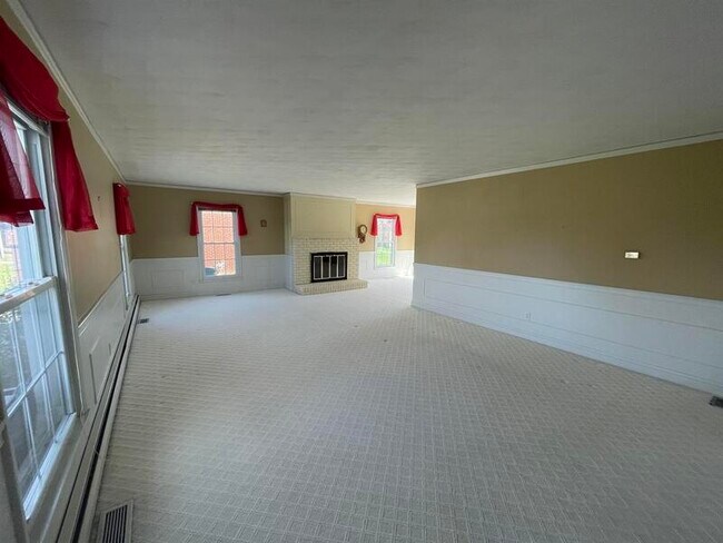 Building Photo - 1065 E Highland Dr