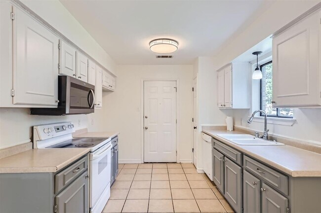 Building Photo - 1604 Wildflower Dr