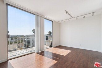 Building Photo - 100 S Doheny Dr