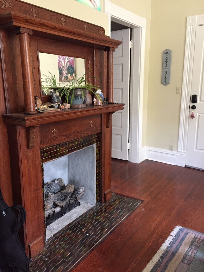 Amplia sala de estar, chimenea a gas 1 - 916 Scott St